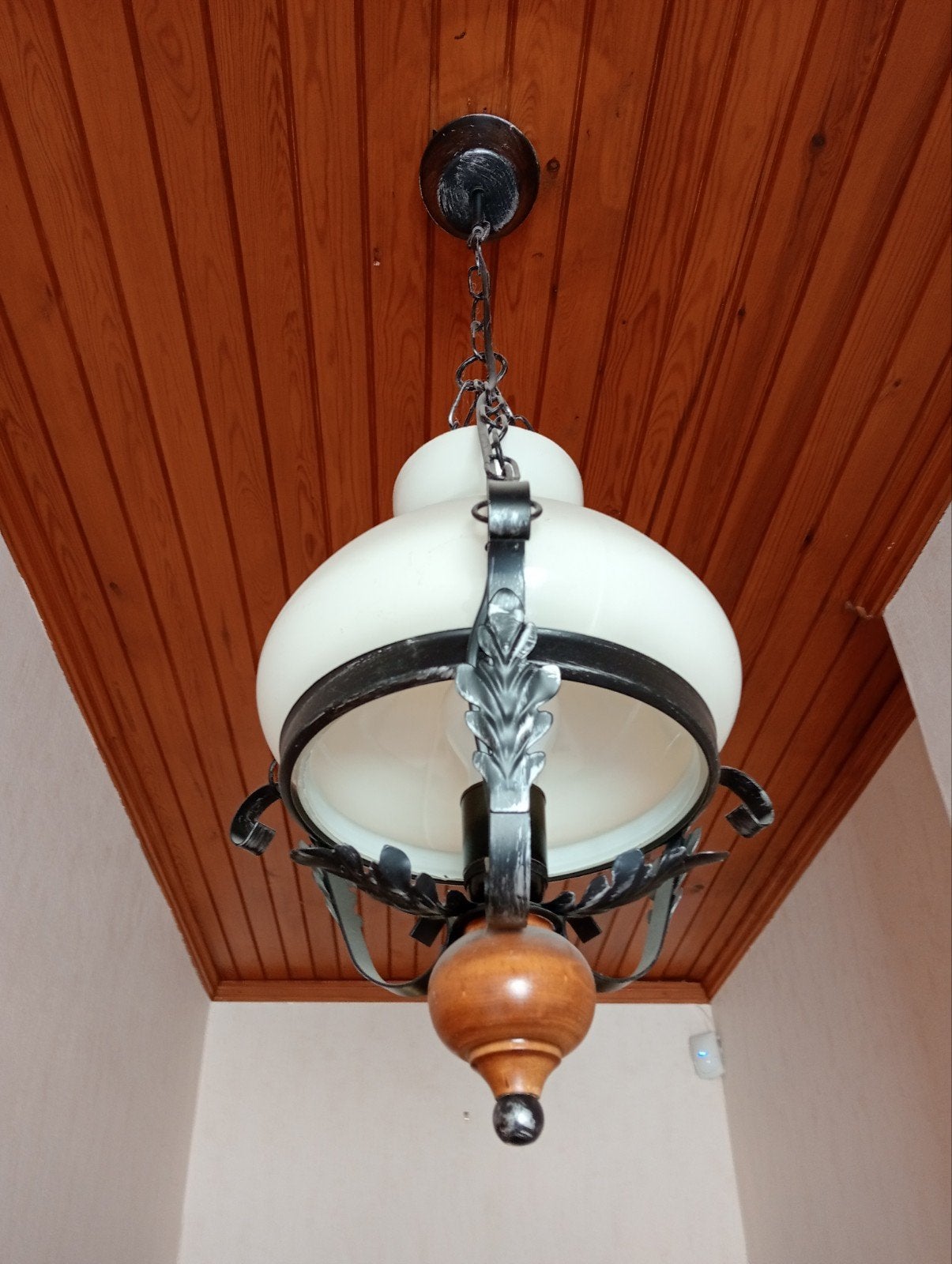 Suspension vintage métal noir, bois et verre opalin, Verre