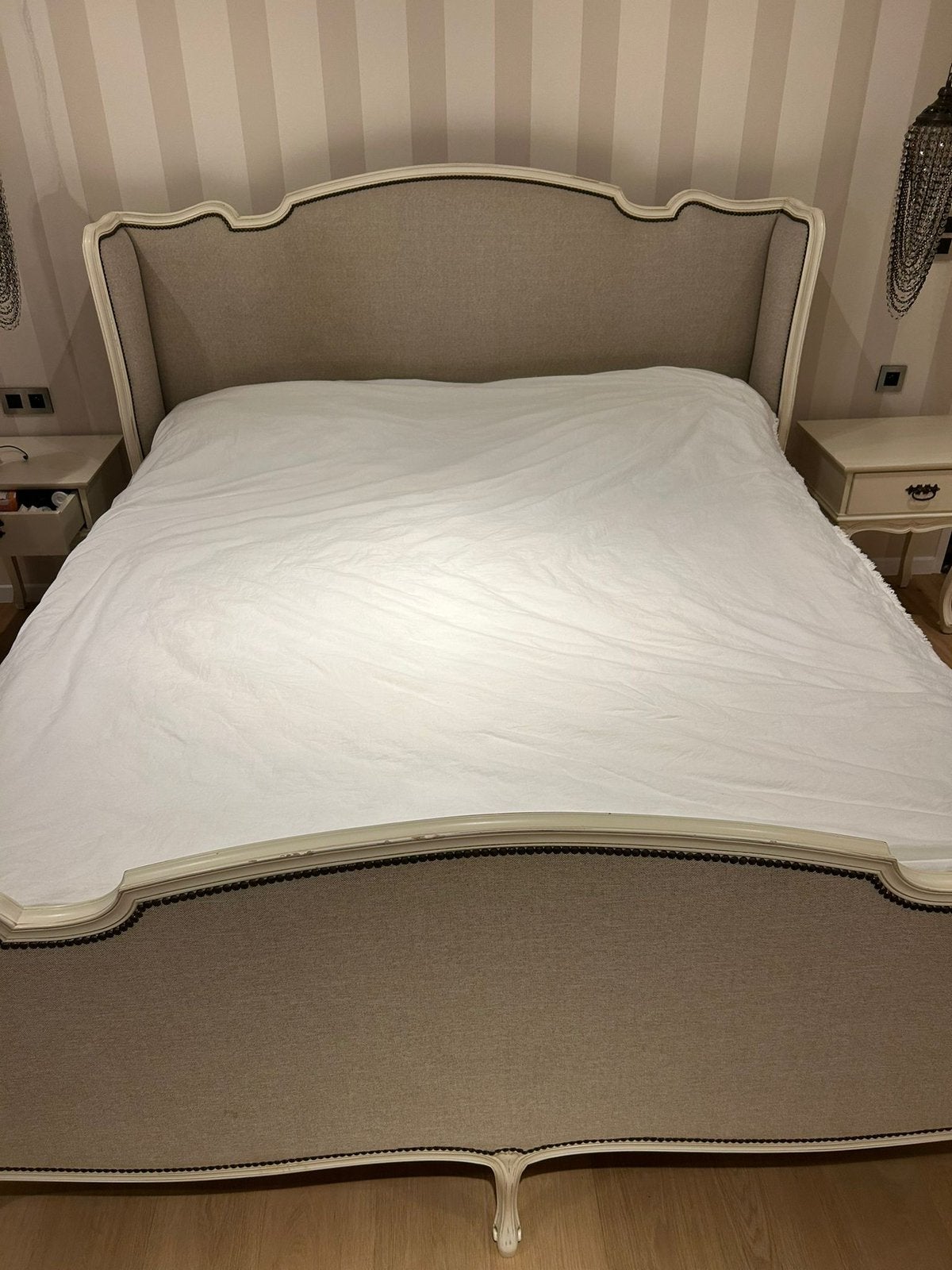 Klassieke slaapkamer set - bed, 2 ladekastjes en bankje, Ophalen, Zo goed als nieuw, Beige