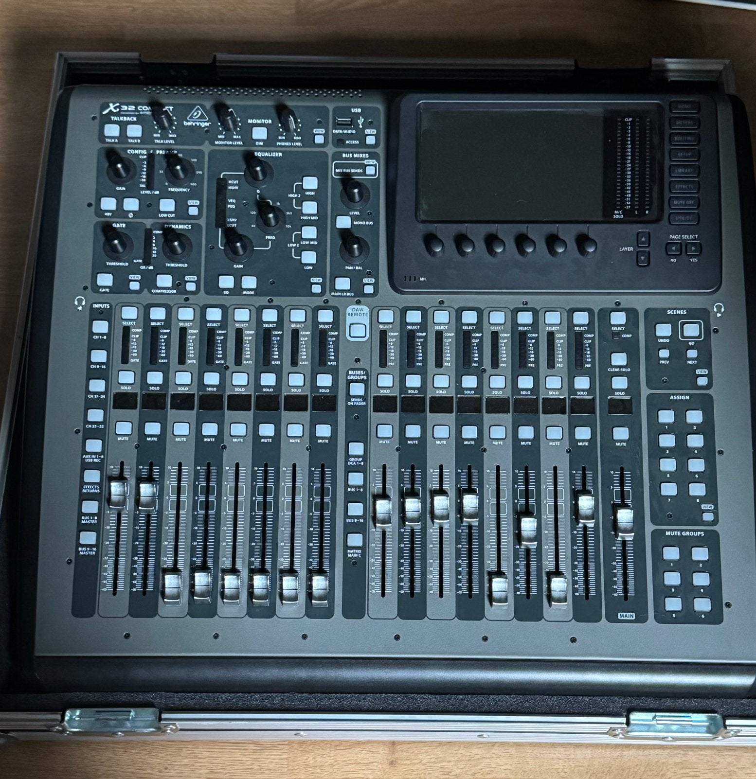 Behringer x32 compaq met extra modules, Ophalen, Zo goed als nieuw, 20 kanalen of meer, Microfooningang