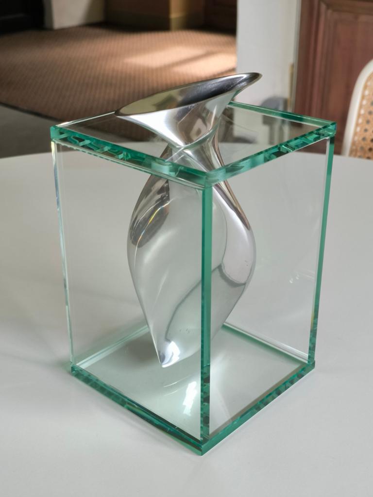 Modernistische designvaas in gietijzer en glas van Lisa Mori, Ophalen of Verzenden, Gebruikt, Glas