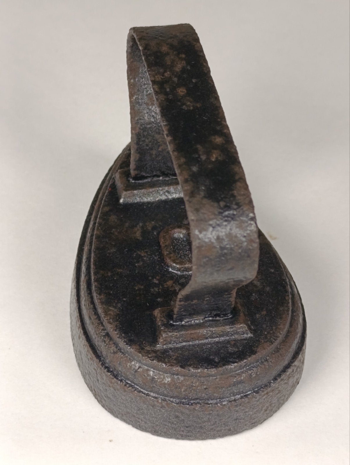 Antiek klein gietijzeren strijkijzer / kachelboutje (10 cm), Ophalen of Verzenden