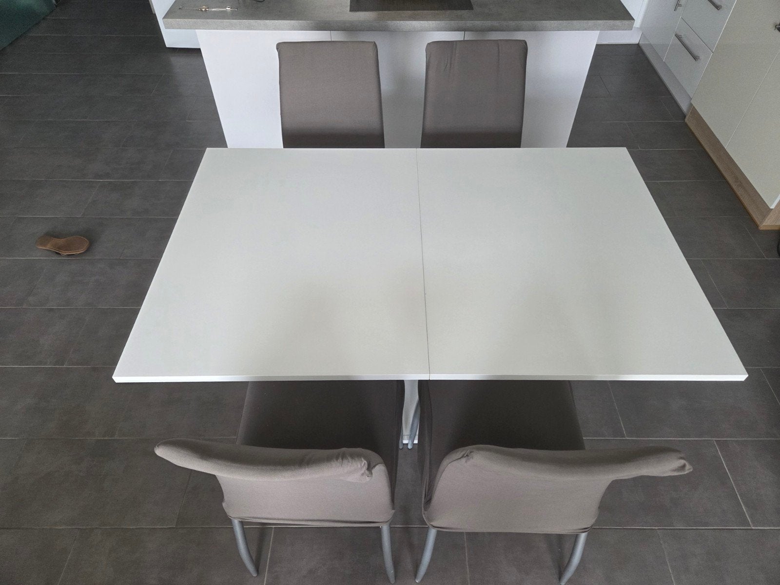 table et 4 chaises avec housse, Contemporain, Utilisé, Autres matériaux, Blanc