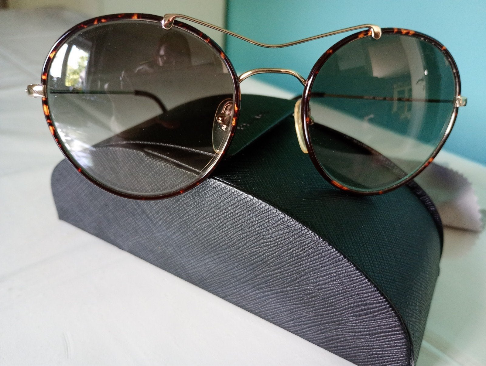 Prada zonnebril model cinéma round met saffiano koker, Bijoux, Sacs & Beauté, Lunettes de Soleil & Lunettes | Femmes, Lunettes
