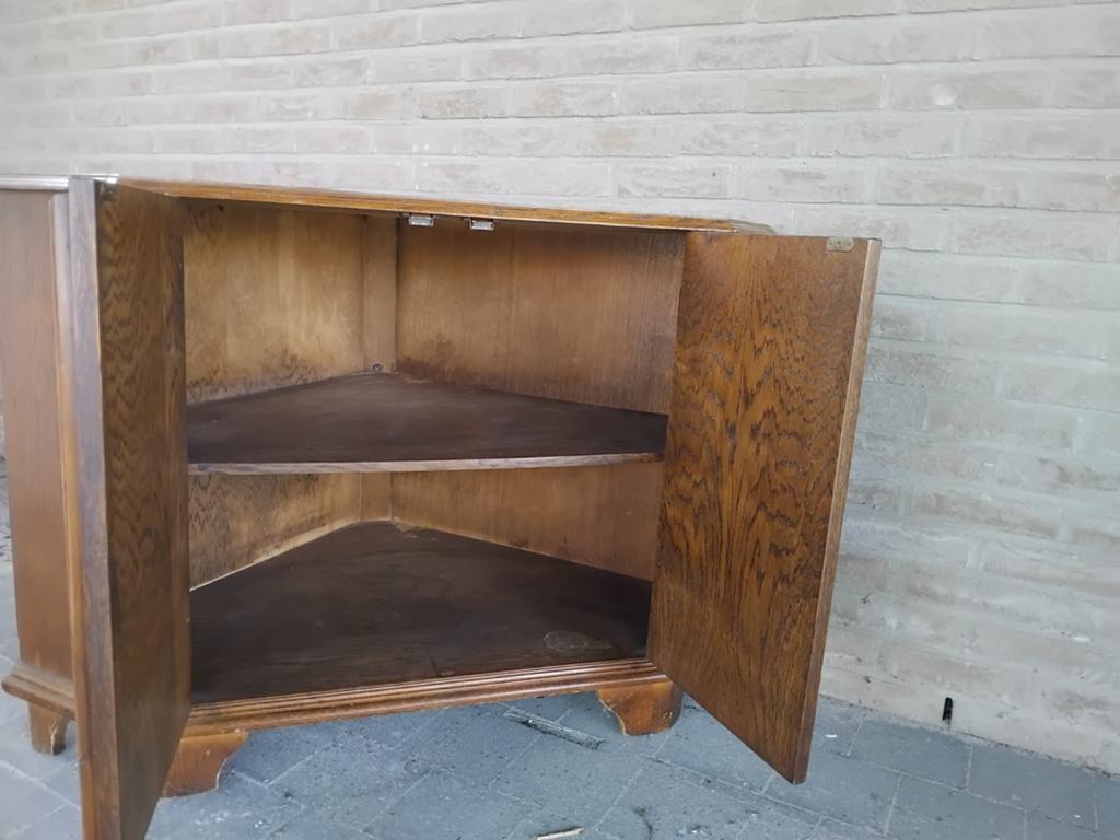 Houten hoekkast, Ophalen