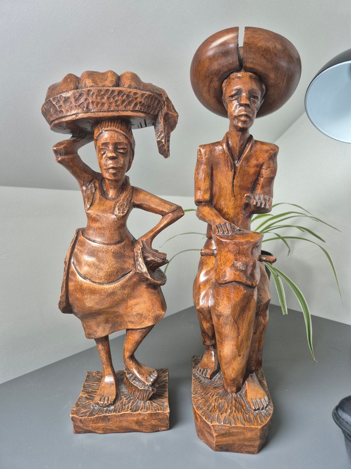 Set van 2 vintage houten beelden SAINTIL, Haïti, gesigneerd, Ophalen, 20 - 50 cm, Hout, Bruin