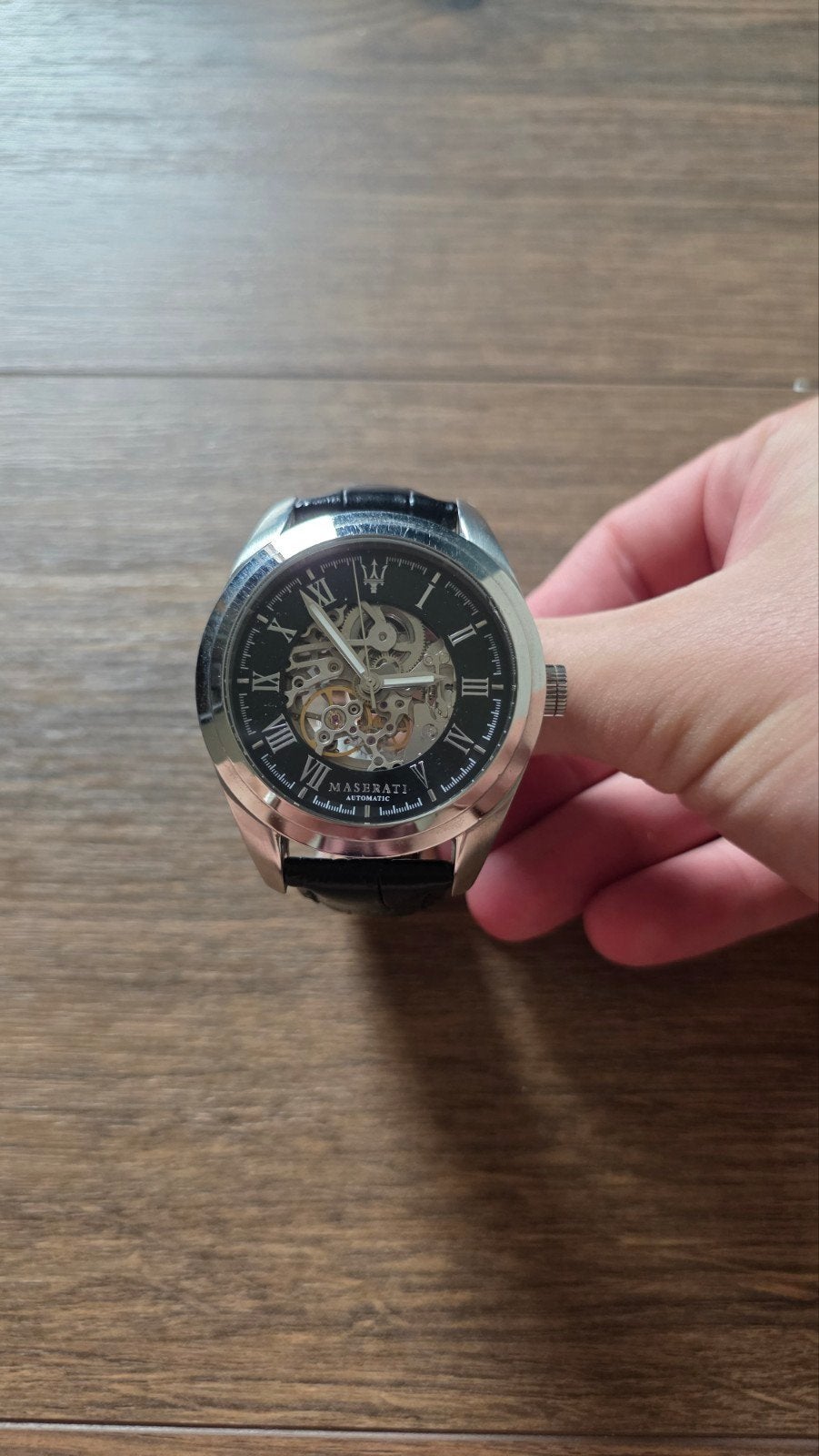 Maserati horloge, Ophalen