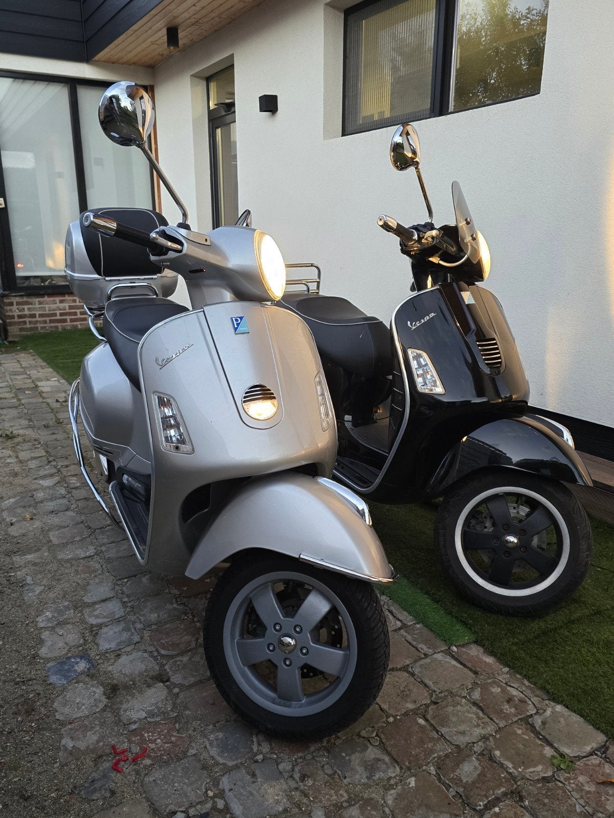 2  vespa gts 125cc, Fietsen en Brommers, Ophalen, Zo goed als nieuw