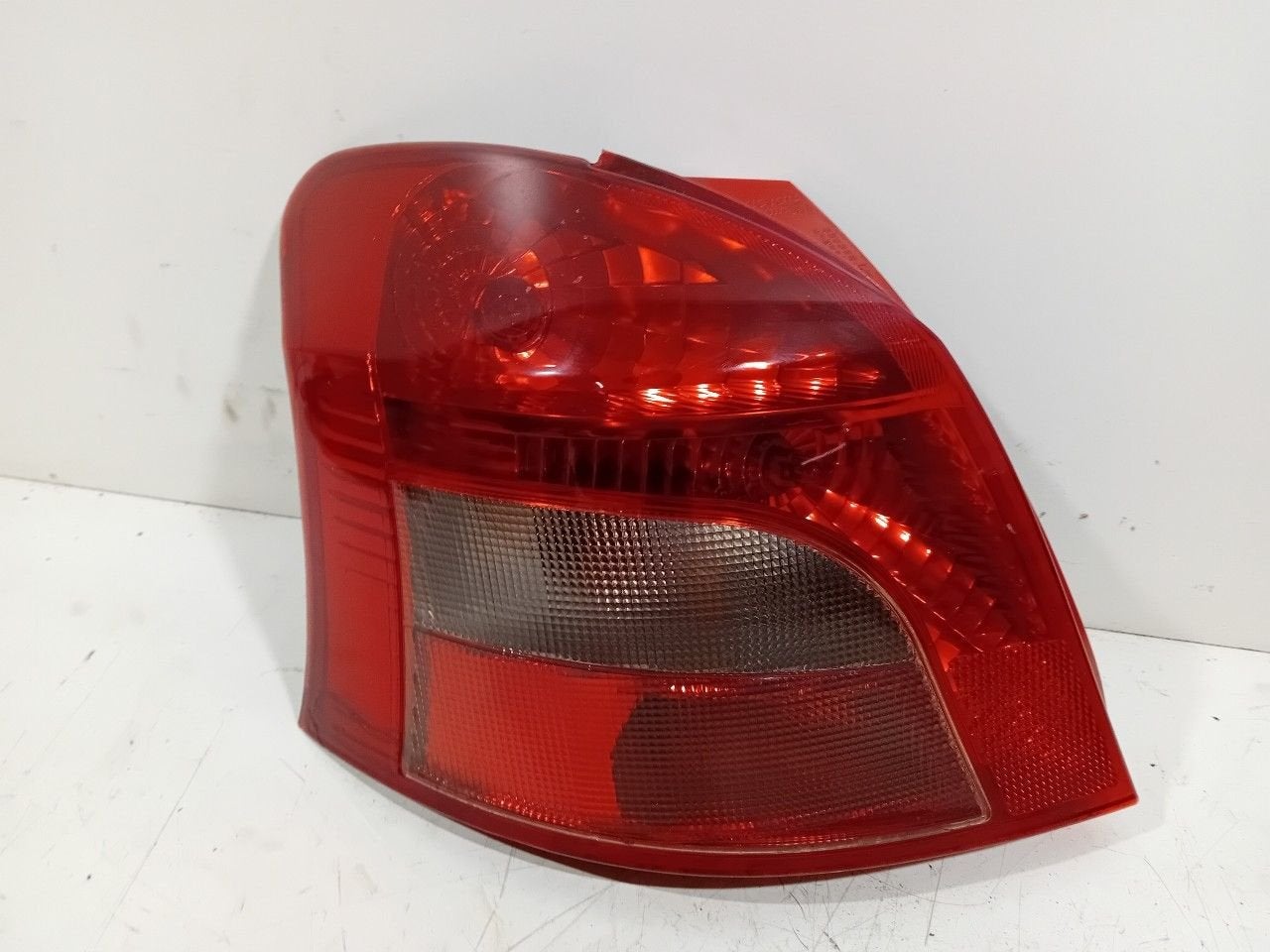 Achterlicht links buiten Toyota Yaris, Auto-onderdelen, Onderdelen@venauto.nl, Van der Ven Autorecycling B.V., Gebruikt, Ettenseweg 76, 4706 PB Roosendaal, The Netherlands