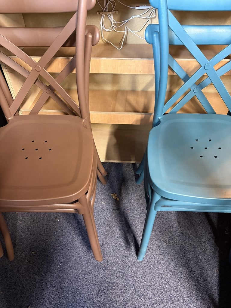 4 kunststof stoelen: 2x blauw, 2x bruin: per stuk te koop!, Huis en Inrichting, Stoelen, Ophalen, Kunststof, Bruin, Zo goed als nieuw