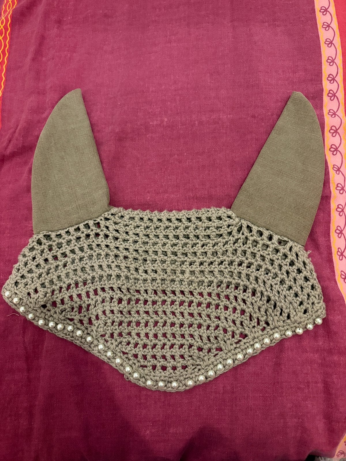 Taupe oornetje - Full – parels, Neuf, Enlèvement ou Envoi, Bonnet anti-mouches, Beige