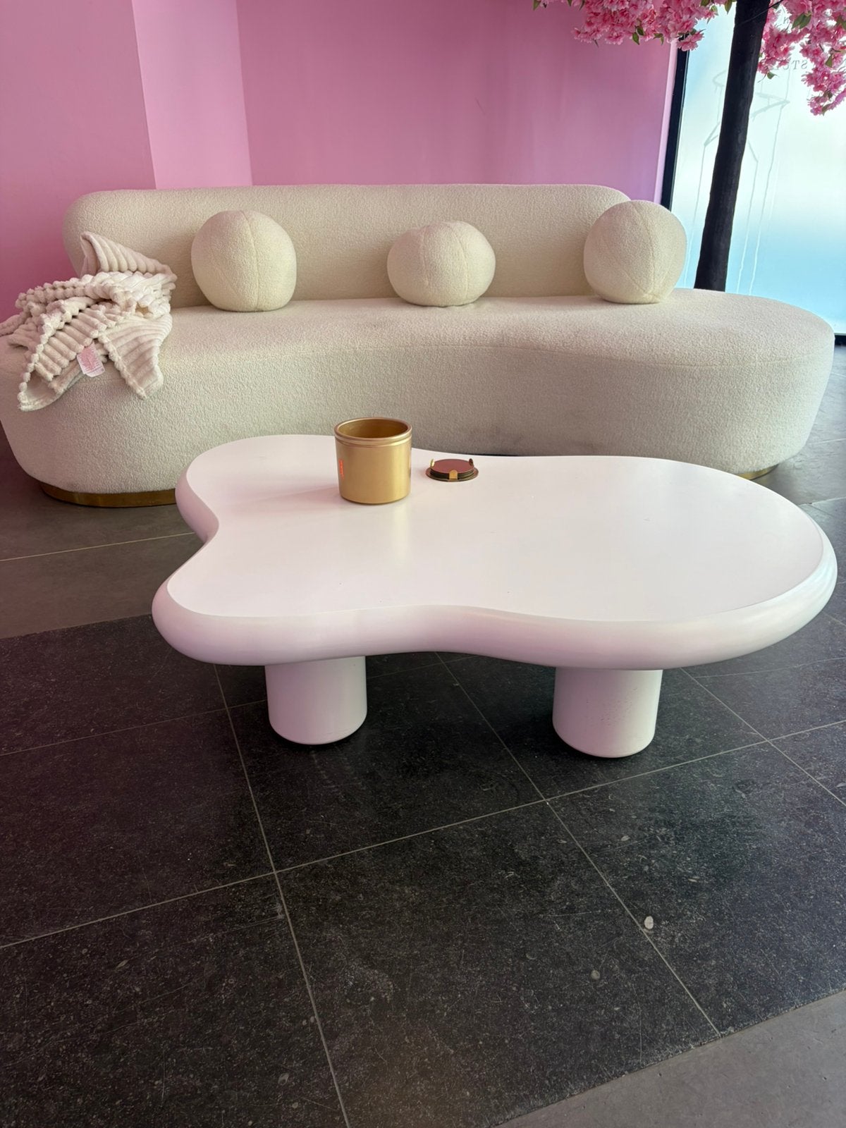 Witte  asymmetrische koffie tafel, Ophalen, Zo goed als nieuw