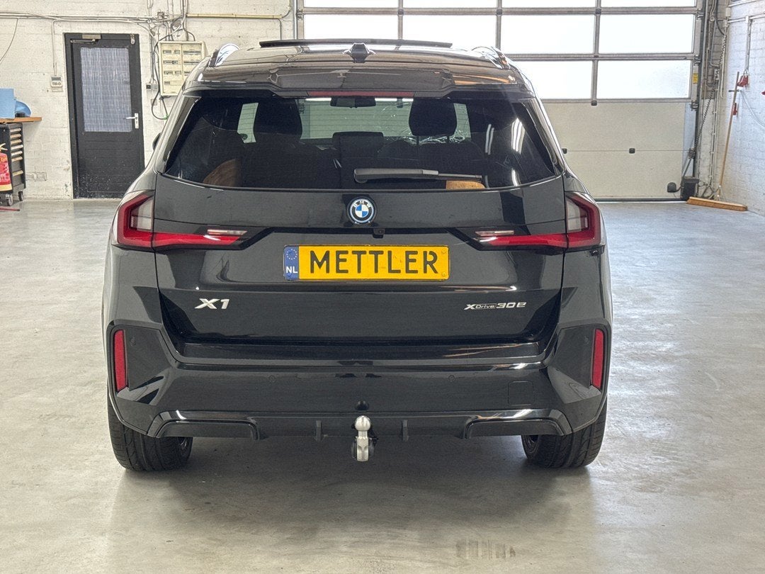 BMW X1 xDrive30e M pakket M Sport Pro Panoramadak|Navigatie|, Auto's, Dealer onderhouden, 1800 kg, 326 pk, 16 kWh