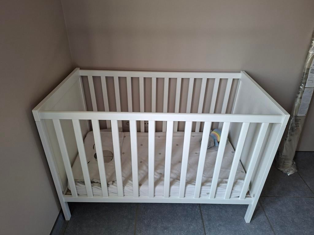 Babybedje Sundvik N + Matras, matrasbeschermer en lakentjes., Kinderen en Baby's, Babywiegjes en Ledikanten, Zo goed als nieuw