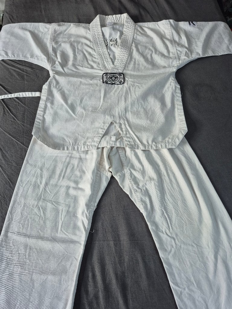 Ensemble de taekwondo pour enfant de 10 a 15ans, Sports & Fitness, Taekwondo, Costume d'arts martiaux, Taille XS ou plus petite