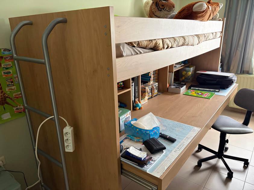 Hoogslaper met bureau (moet dringend weg), Kinderen en Baby's, Kinderkamer | Stapelbedden en Hoogslapers, Ophalen, Zo goed als nieuw