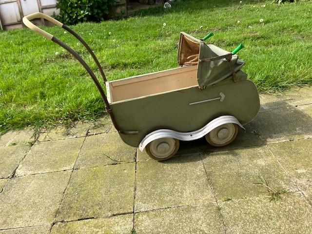 HEEL OUDE POPPENWAGEN. RIJDT NOG., Ophalen