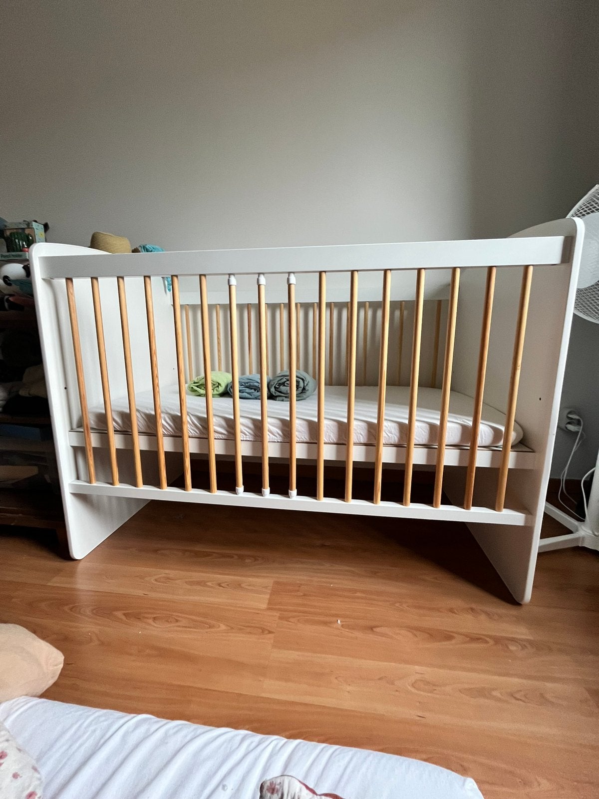 Lit à barreaux bébé bois + matelas et draps, Ophalen, Zo goed als nieuw, Ledikant
