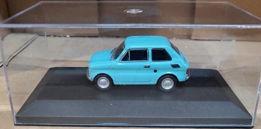 Fiat 126 bleu clair 1:43 dans une boîte de présentation, Hobby & Loisirs créatifs, Enlèvement ou Envoi