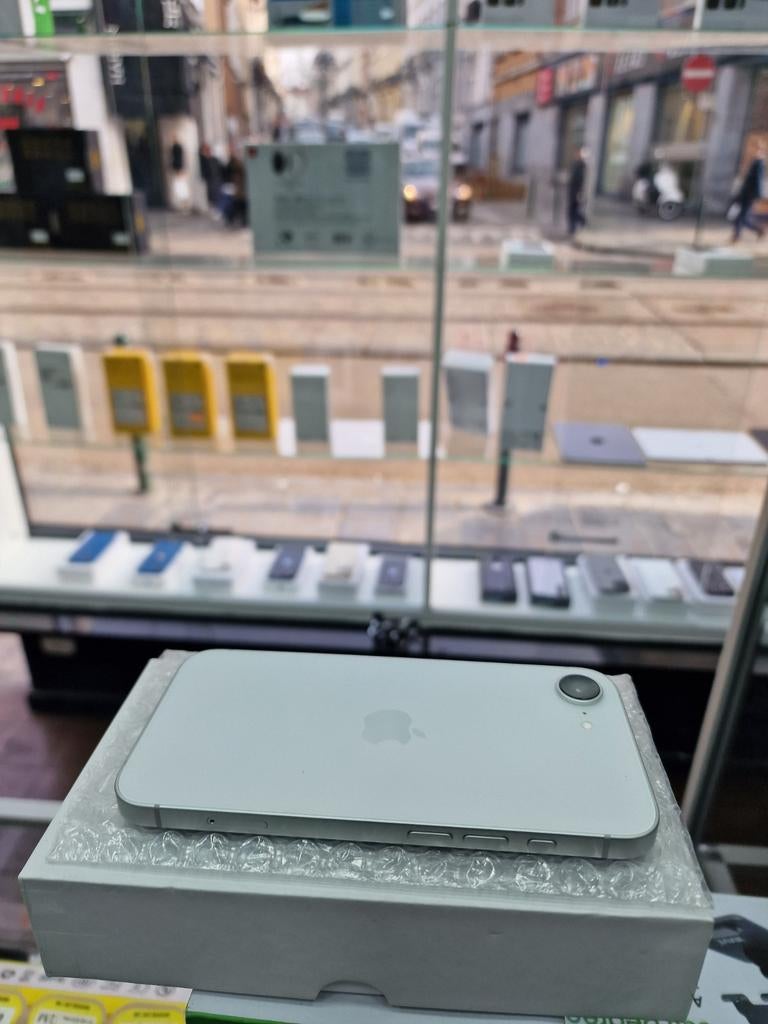 VENTE FLASH Apple iPhone 16e (128 Go) - Parfait État, Informatique & Logiciels, Apple, Comme neuf, Info@apple.com, Ca/us