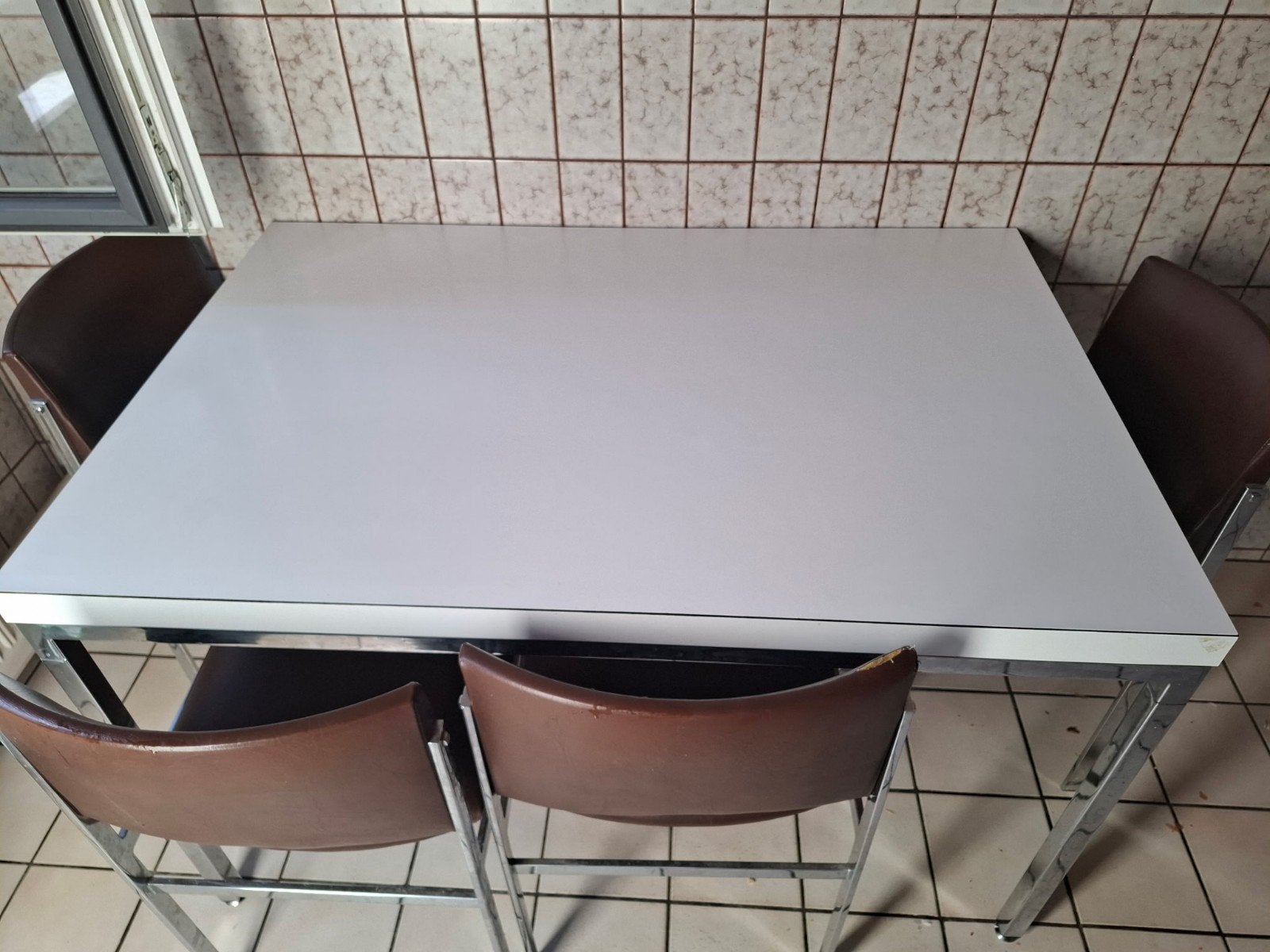 Table à manger blanche avec chaises - structure chromée, Maison & Meubles, Enlèvement