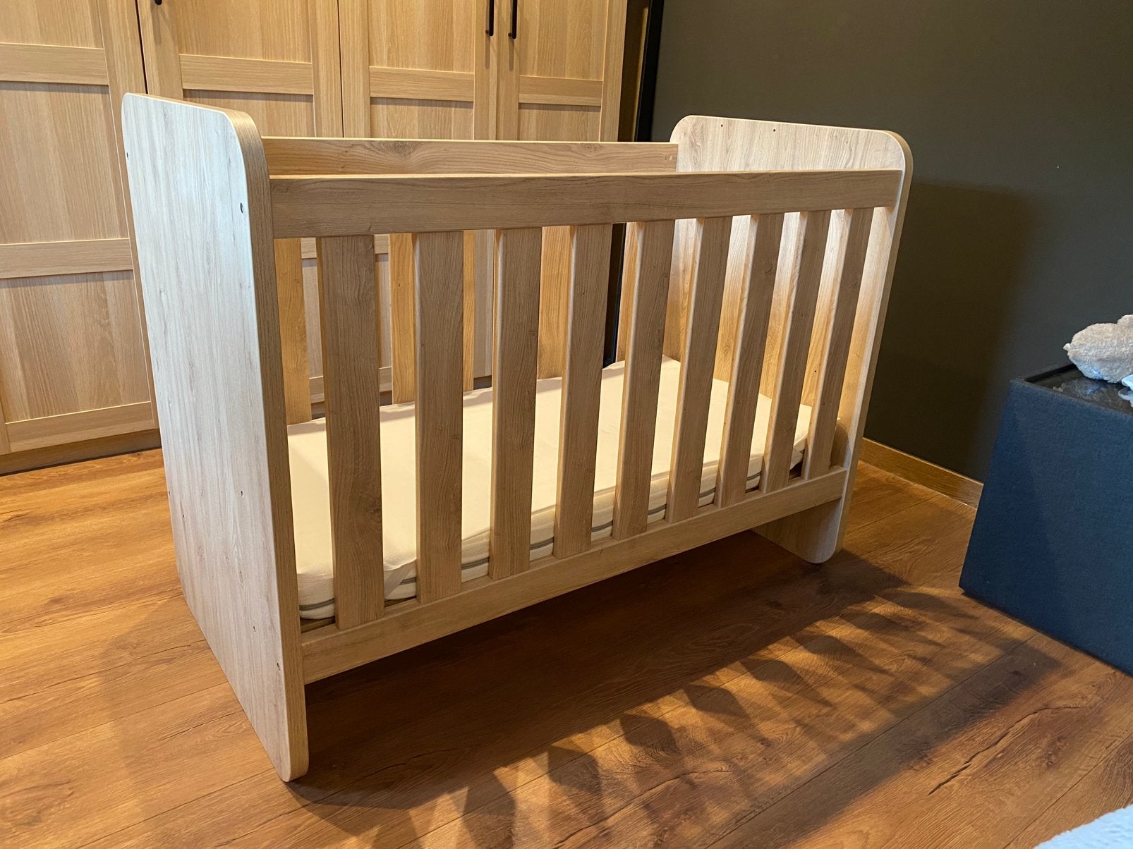 Babybed 60 x 120 ( meegroeibed ), Ophalen, Zo goed als nieuw, Matras