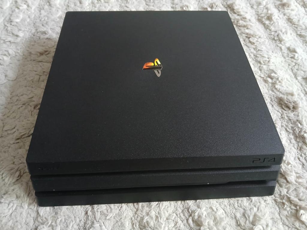 PS4 Pro 1TB + 3 manettes + 2 jeux, Ophalen, Zo goed als nieuw, Pro