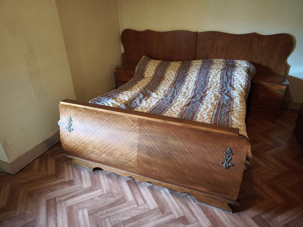 Bed te koop (eventueel inclusief bijbehorende nachtkastjes), Huis en Inrichting, Ophalen, Gebruikt, Overige kleuren, Twijfelaar