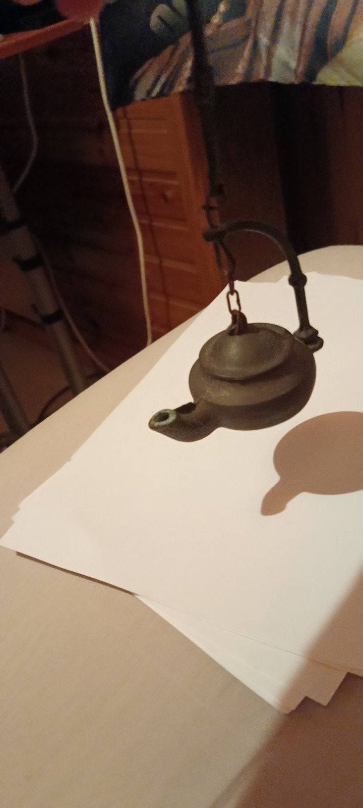 Antiek bronzen/messing hangend olielampje., Antiek en Kunst, Antiek | Verlichting, Ophalen of Verzenden