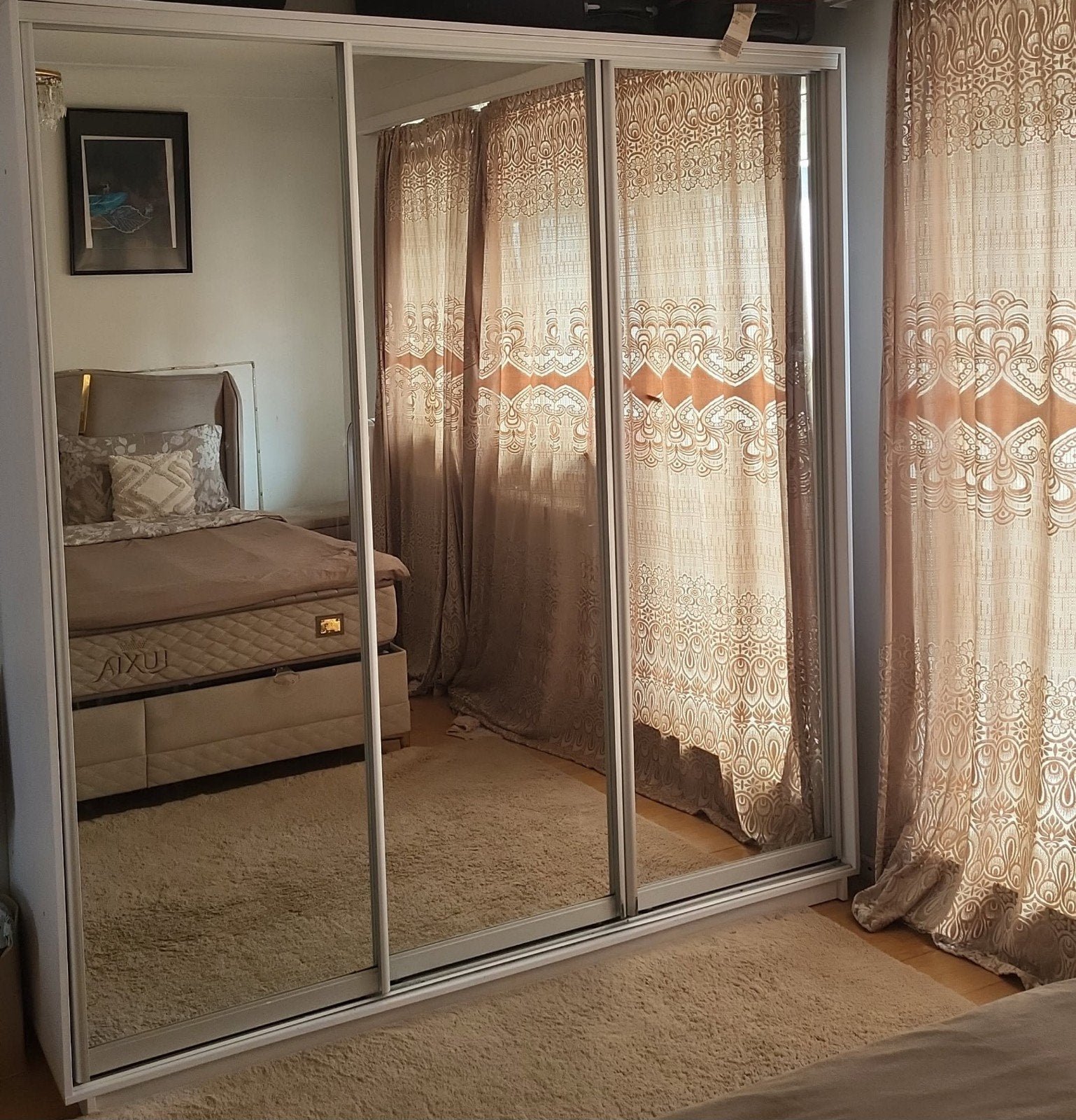 ​Grand armoire avec portes coulissantes miroir
​Grand a​Gran, Enlèvement, Avec porte(s)