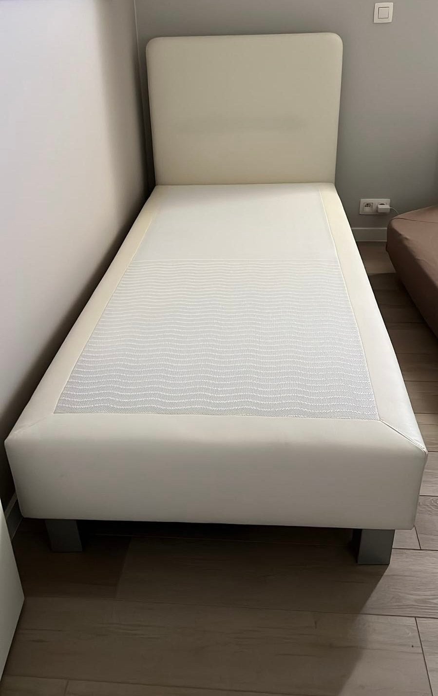 Boxspring zonder matras in beige lederlook, Ophalen, Zo goed als nieuw, Beige