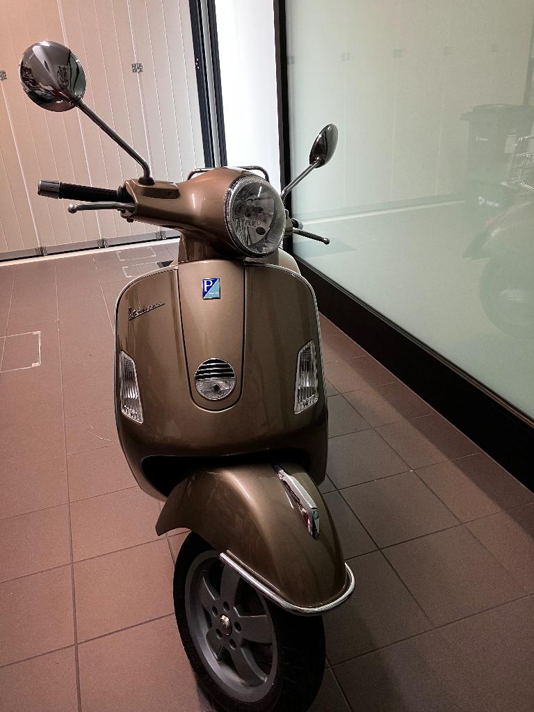Vespa GTS 125-TOPSTAAT-Slechts 7.615km-Bouwjaar 2010, Fietsen en Brommers, Scooters | Vespa, Ophalen, Gebruikt, Overige modellen