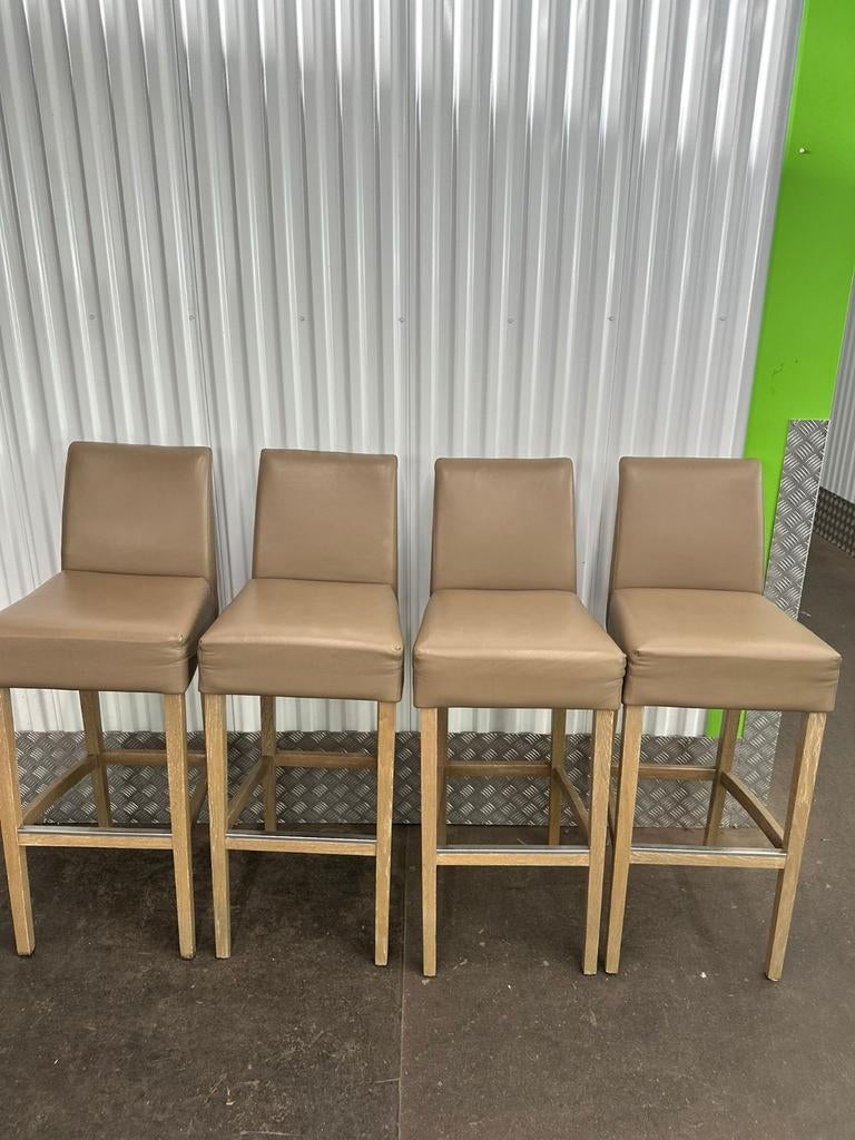 4 chaises hautes, Enlèvement