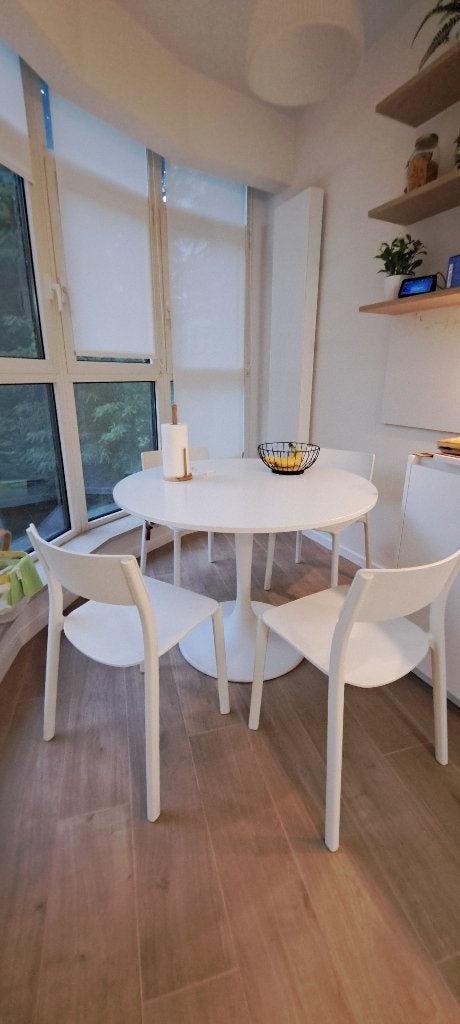 Table de cuisine ronde blanche avec 4 chaises blanches., Quatre personnes, Rond, 50 à 100 cm, 100 à 150 cm