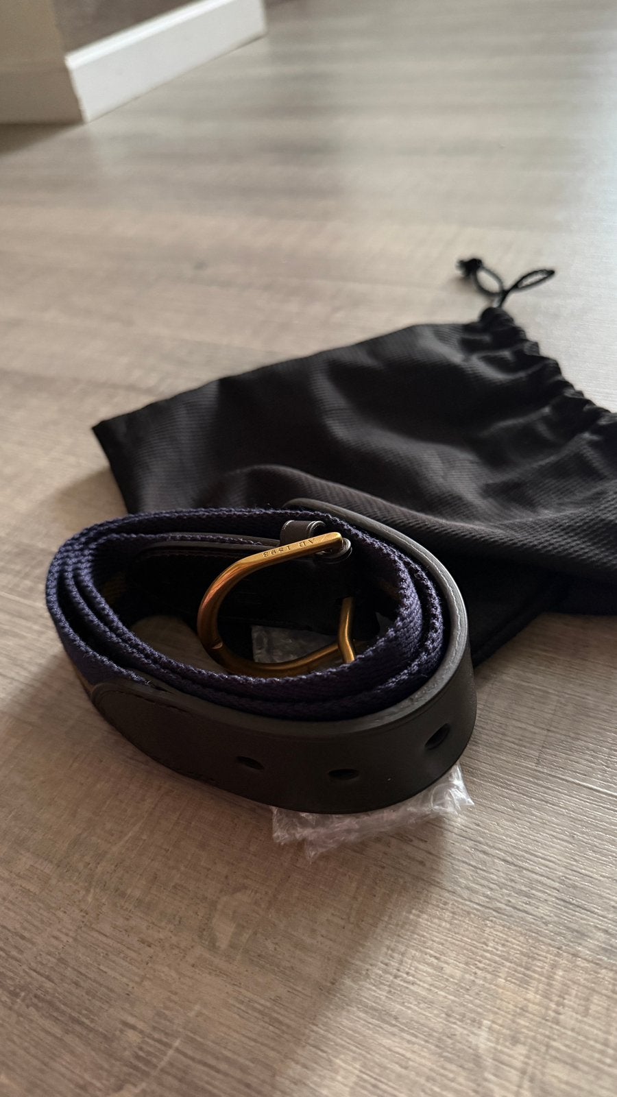 Ceinture bleu marine & camel avec boucle dorée – Neuve, Vêtements | Hommes, Enlèvement ou Envoi, Comme neuf, Ceinture