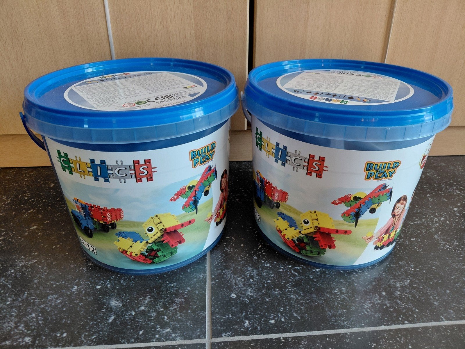 Clics 2 emmers met boekjes, Kinderen en Baby's, Ophalen, Gebruikt, Overige merken