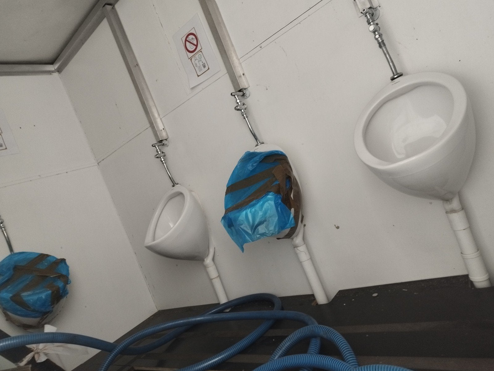 Grand wagon-toilettes, 6 toilettes pour femmes et 2 toilette, Enlèvement