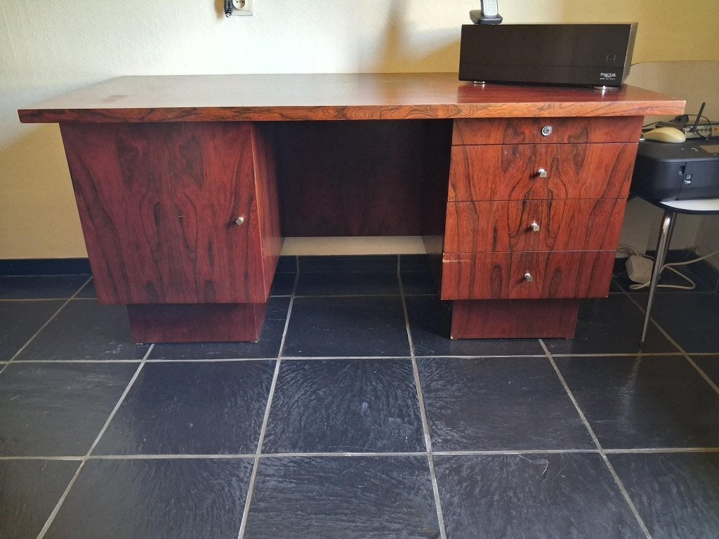 bureau spacieux vintage en bois rouge années 1960 à Temse, Enlèvement