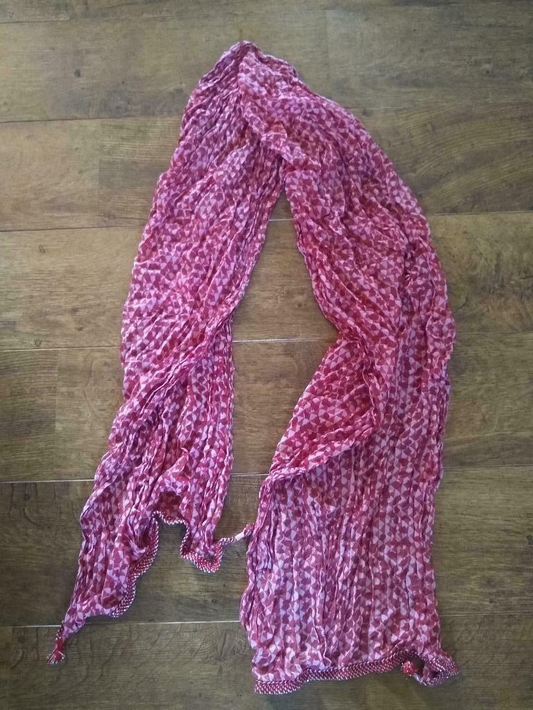 sjaal - rood/wit - uit Marokko, Ophalen, Gedragen, Sjaal