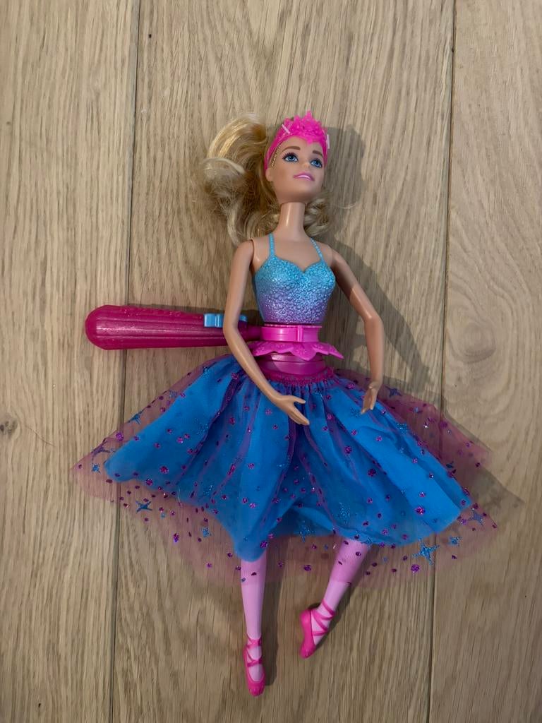 Dit is een Barbie Dreamtopia Twinkle Lights ballerina, Kinderen en Baby's, Speelgoed | Poppen, Ophalen, Zo goed als nieuw, Barbie