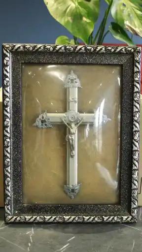Crucifix ancien encadré sous verre bombé., Enlèvement ou Envoi, Comme neuf