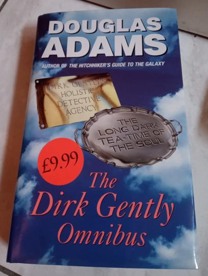 "Dirk Gently" omnibus (Douglas Adams hardcover), Boeken, Ophalen of Verzenden, Zo goed als nieuw