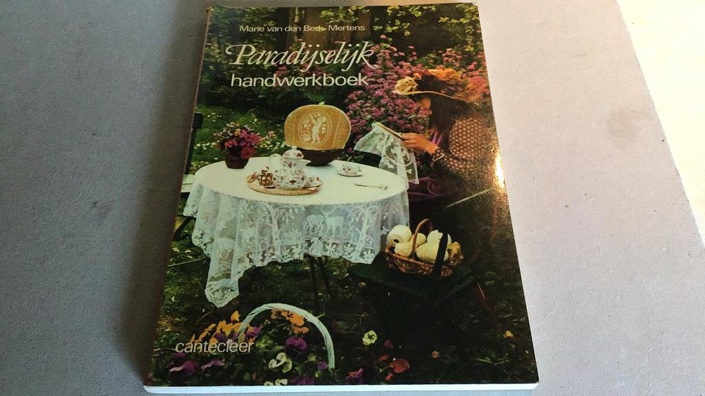 Paradijselijk handwerkboek(b4), Ophalen of Verzenden, Gelezen, Borduren en Naaien, Marie van den berk mertens