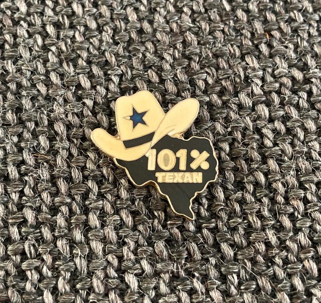 PIN - 101% TEXAN - TEXAS - COWBOY, Envoi, Utilisé, Ville ou Campagne, Insigne ou Pin's