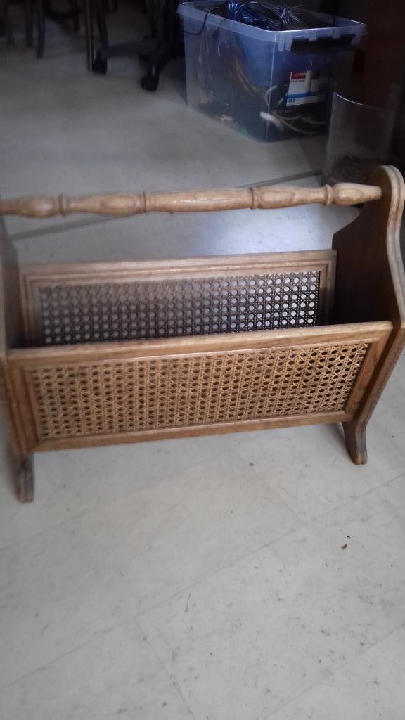 houten krantenbak, Enlèvement, Utilisé