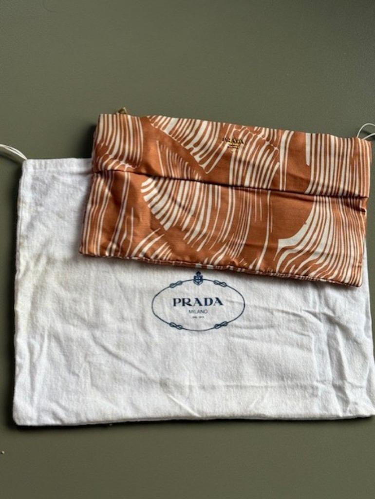 Amper gebruikt Prada clutch, dustbag en authenticiteitskaart, Envoi, Comme neuf, Autres couleurs, Sac à main