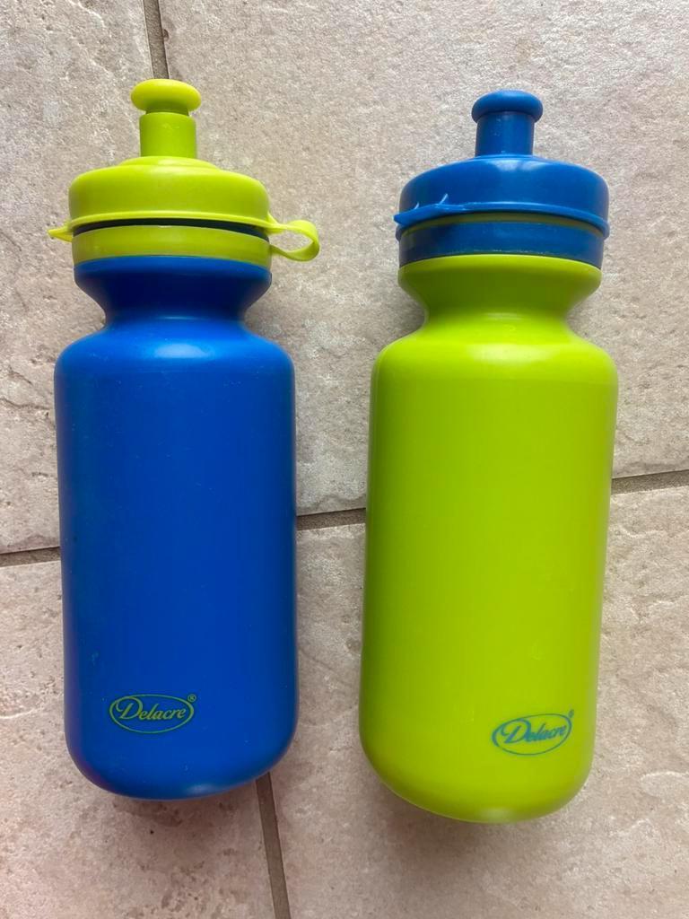 Lot de 2 petits bidons / gourdes Delacre - vert et bleu - ne, Enlèvement, Comme neuf