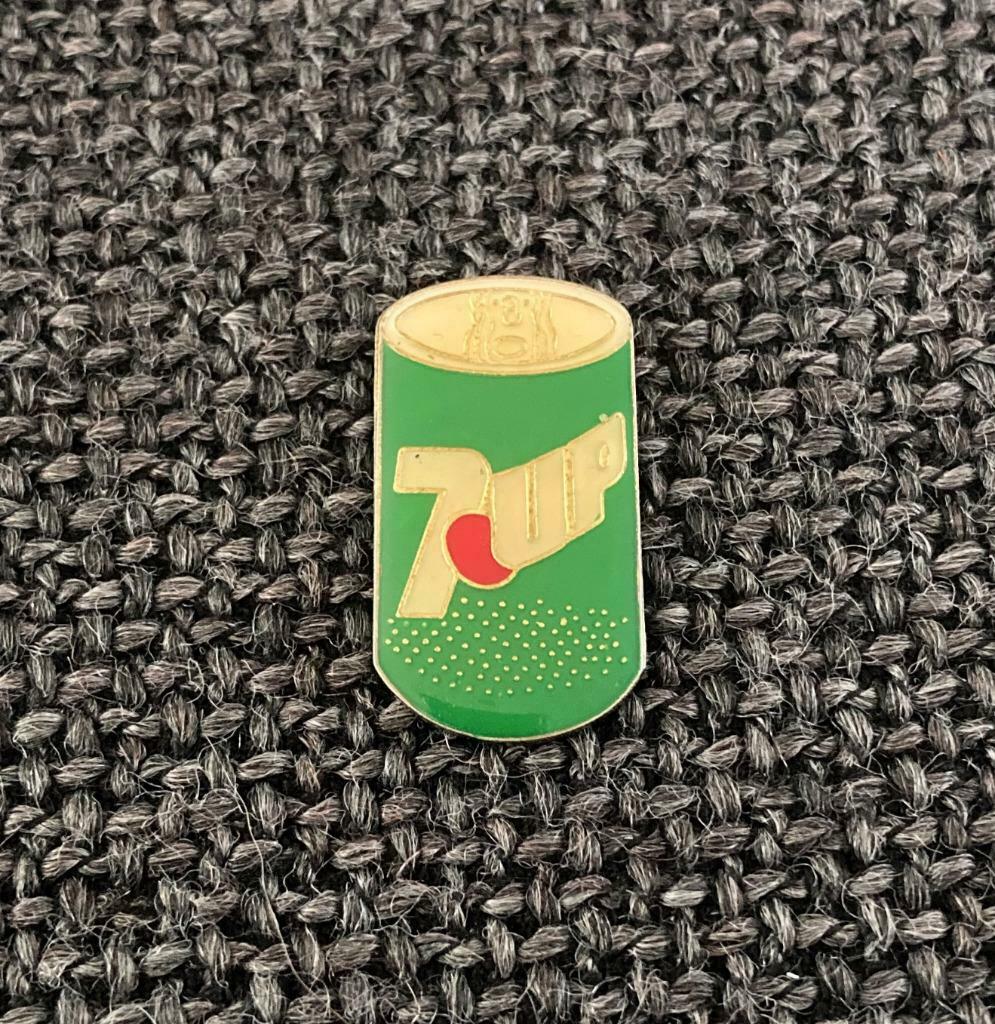 PIN - 7UP - BOISSON - SODA - FRISDRANK, Verzamelen, Verzenden, Gebruikt, Merk, Speldje of Pin