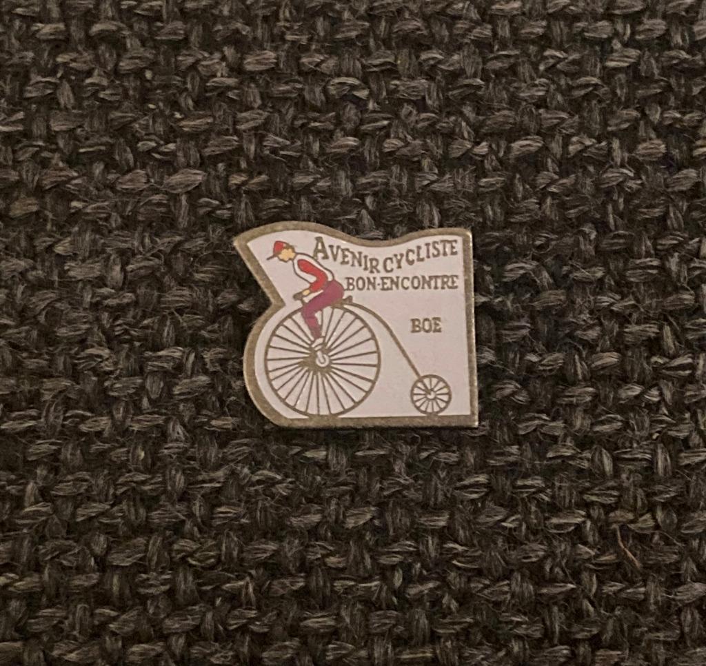 PIN - AVENIR CYCLISTE, Verzenden, Gebruikt, Overige onderwerpen, Speldje of Pin