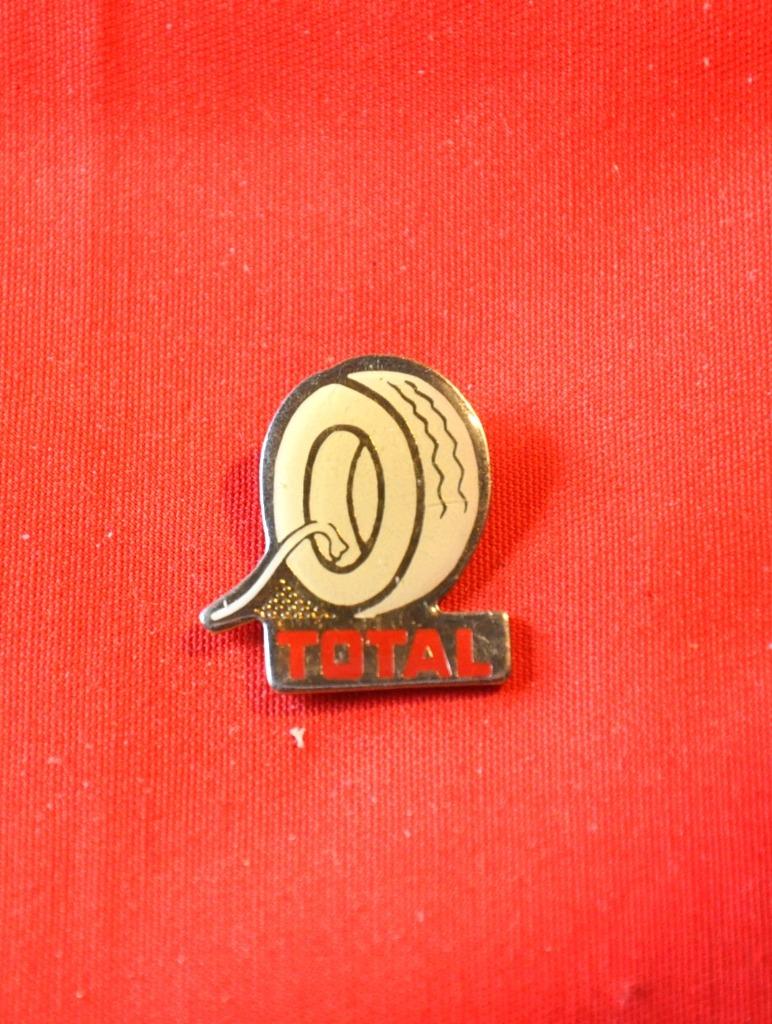 pin's publicitaire station total, Enlèvement ou Envoi, Comme neuf, Autres types