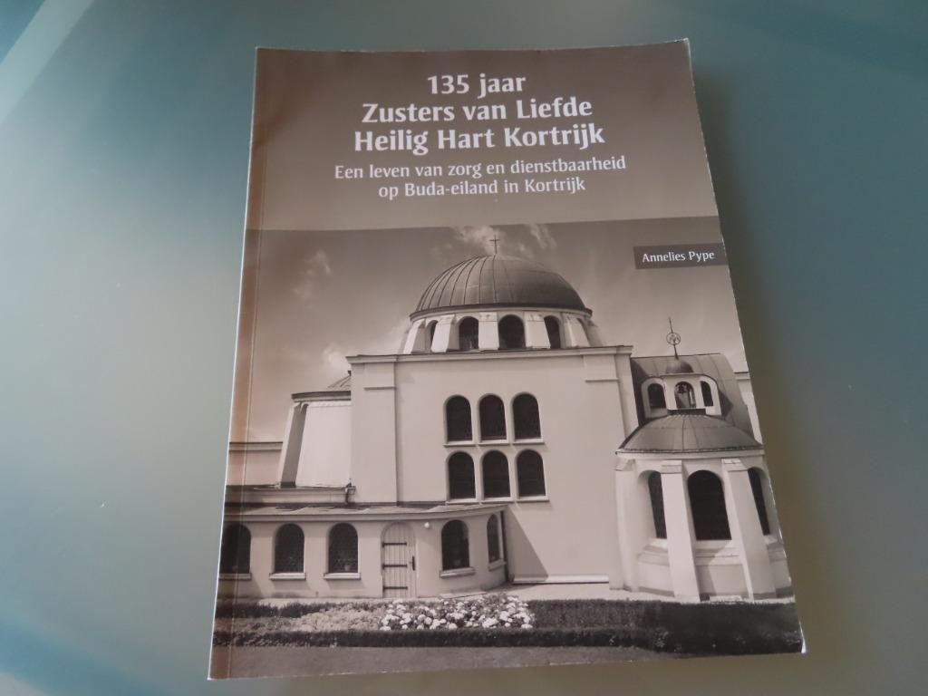 135 jaar Zusters van Liefde / Heilig Hart Kortrijk – Annelie, 20e eeuw of later, Ophalen of Verzenden, Zo goed als nieuw, Annelies Pype